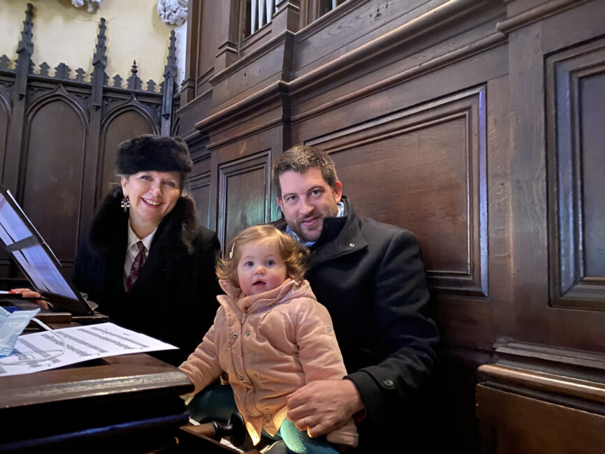 3 janvier 2021. PONT-SAINT-ESPRIT (30), messe de l’Epiphanie en l’église Saint-Saturnin, Nathalie est accompagnée à l’orgue par François -Xavier ROUX et sa petite fille Capucine…