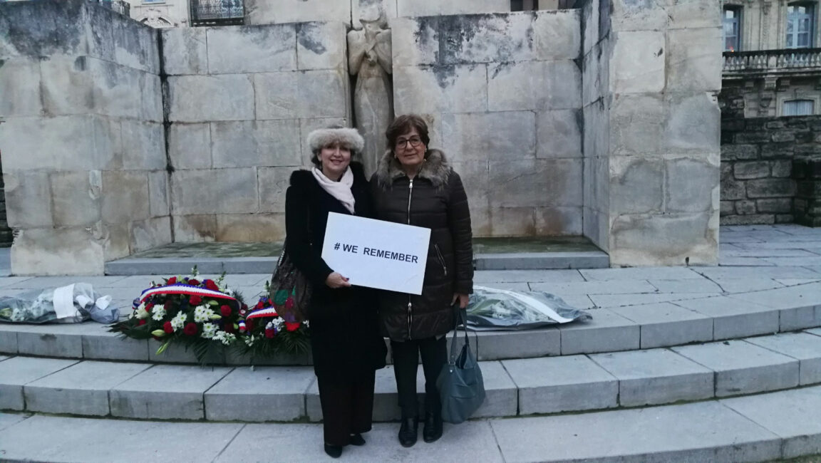 27 janvier 2020. Montpellier (34), au Monument dédié aux Martyrs de la Résistance et de la Déportation. Journée internationale en mémoire des victimes de la Shoah, 75 ans après la libération des camps. Nathalie chante a cappella « La Marseillaise » et « Nuits et brouillard » de Jean Ferrat au coté de son amie Perla Danan, Présidente du CRIF. (voir photos)