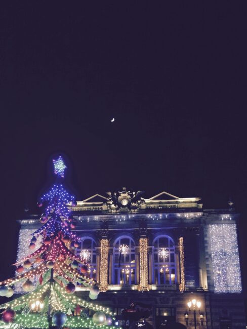 31 décembre 2017. Montpellier, à partir de 20h au dos de l’opéra Comédie, repas de Réveillon pour tous nos Sans Abris et petit concert a cappella de « Chants de Noël ».