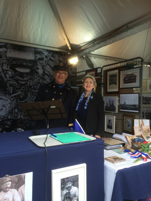 30 mars 2018. SETE, Escale à Sète du 27 mars au 2 avril, Nathalie Avec Jean-Joël de Rudnicki, Président de l’amicale AGASM « La Créole », Nathalie chante chaque jour devant le stand, son répertoire de 14-18.