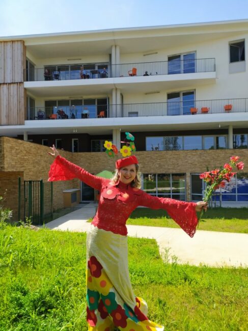 7 mai 2020. MONTPELLIER, EHPAD Jean Péridier, une belle fleur dans le jardin, 2ème tour de chant de Nathalie Nicaud, notre voisine soprano. Un grand merci et un grand bravo pour cette démarche si généreuse