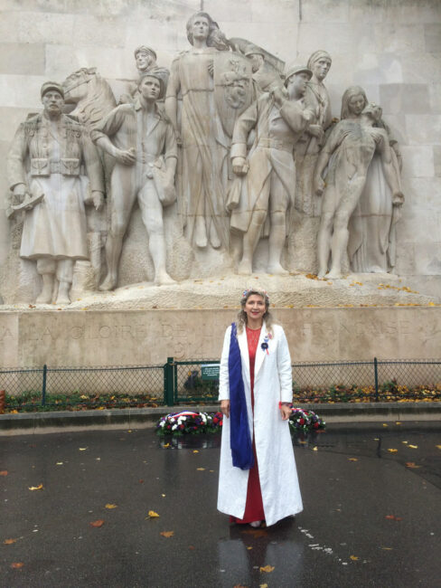 12 novembre 2018. Mairie du XVI ème Commémoration du Centenaire de la Première Guerre mondiale. Nathalie chante « La Marseillaise » et « Aux Morts pour la Patrie » devant le Monument aux Morts National Place du Trocadéro.