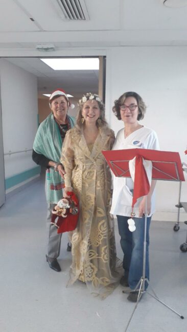 20 décembre 2018. Montpellier, Noël à l’hôpital Saint-Eloi, Nathalie fait son concert aux malades accompagnée de son amie Monique de l’association JALMALV et de Lucie, Chef de service.