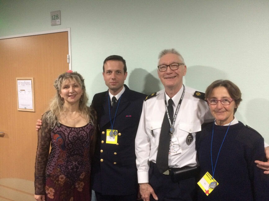 19 mai 2019. LOURDES (65), PMI, Hôpital des Armées, Nathalie chante pour les malades, entourée de Ludovic Chappat, bénévole, de l’aumônier catholique Hôpital d’Instruction des Armées Desgenettes, Charles Grenier et de la Médecin Chef des Services,Pascal CREPY, l’HIA Percy