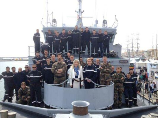 28 mars 2016. « Escale à Sète », Nathalie interprète La Marseillaise sur le chasseur de mines, la lyre de la Marine nationale, commandé par le Lieutenant de vaisseau Anne-Sophie Borrod.