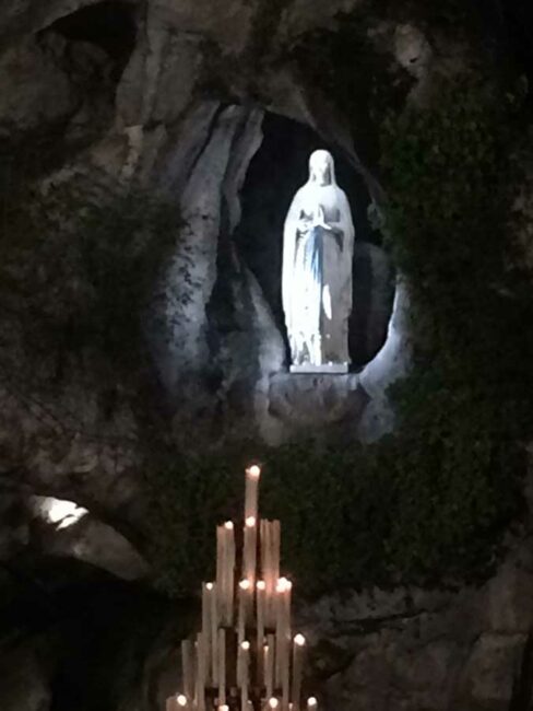 3 octobre 2016. Pèlerinage du Rosaire à Lourdes avec les Dominicains. Procession aux Flambeaux, chant Ave Maria de Caccini.