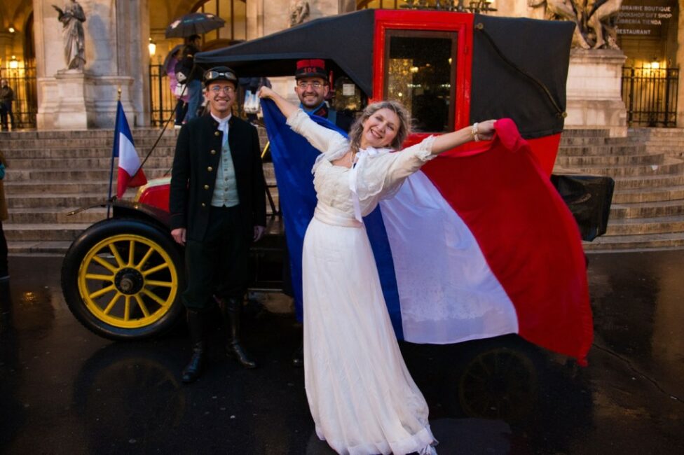 4 novembre 2018. Nathalie est entourée d’Annie et de Brice Bellier, propriétaire du Taxi de la Marne avec qui elle fera toute le semaine de Commémoration