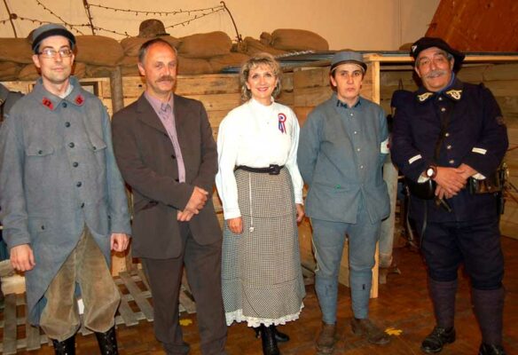 17 novembre 2015. Nathalie interprétera quelques chants de l’album en hommage à nos Poilus lors de l’inauguration de l’exposition sur la Guerre de 14-18, salle Roger Orlando à Caumont-sur-Durance, organisée par l’Association Mémoire de Poilus du 17 au 22 novembre 2015