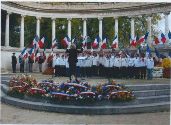 11 novembre 2008. Nathalie dirige une chorale d’enfants devant le Monument aux Morts de Montpellier.