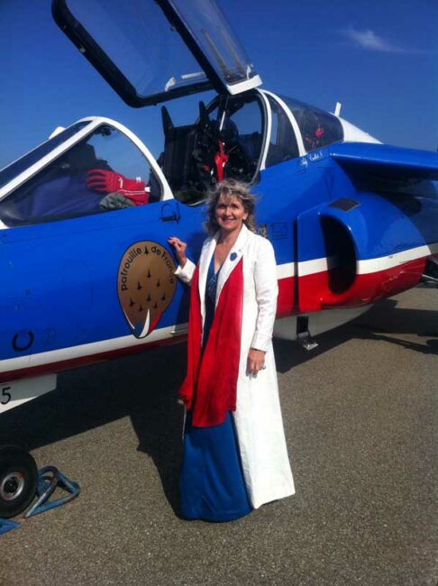 21 octobre 2015. Sur la Base aérienne 701 de Salon de Provence, Nathalie chante La Marseillaise au moment où les Alpha Jet de la Patrouille de France s’envolent dans le ciel aux couleurs du drapeau français.