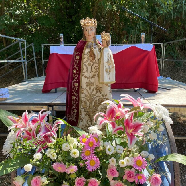 5 septembre. Mondragon (26), messe en l’honneur de la Vierge Marie à Notre Dame des Plans, Nathalie interprète un Ave Maria.