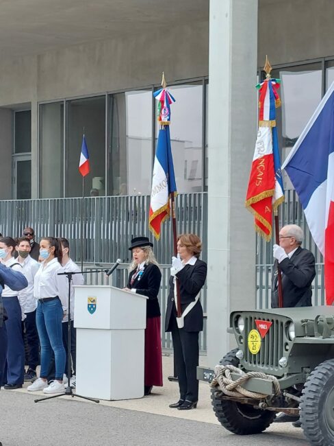 2 mars 2022 Orange (84), AG de l’ANORAA sur la BA 115 et cérémonie de remise du drapeau de la 2ème D.B. au collège Jean-Giono en présence de Monsieur Bertrand Gaume, préfet de Vaucluse. Nathalie chante La Marche de la deuxième D.B. et La Marseillaise.