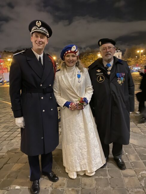 26 novembre 2021 à Paris (8ème), Arc de Triomphe, Ravivage de la Flamme du Soldat Inconnu, Souvenir Français National, Nathalie est accompagnée par les musiciens des Gardiens de la Paix dirigés par Gildas Harnois.