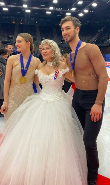 26 mars 2022 Montpellier (34), ARENA Sud de France, championnat du monde de patinage artistique, Nathalie interprète sur la glace La Marseillaise puis elle sera entourée du couple sacrés champions du monde Gabriella Papadakis et Guillaume Cizeron.