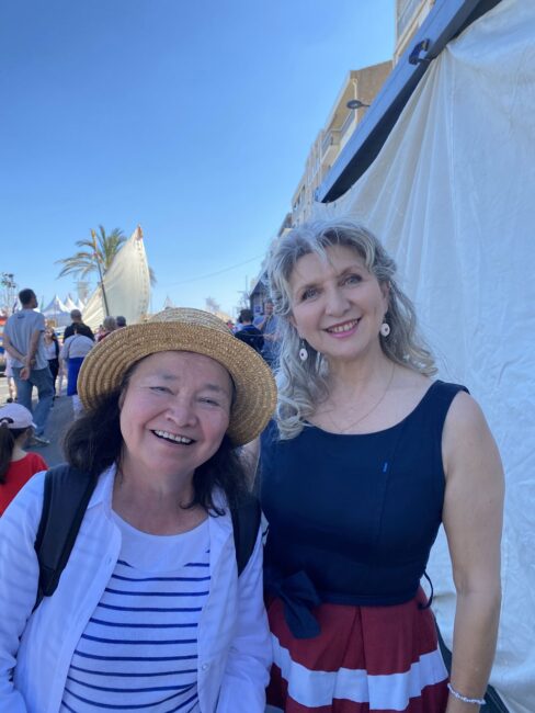 16 avril 2022. Sète (34), Escale à Sète, Nathalie donne un petit concert conférence sur les Femmes de la Première Guerre mondiale sur le stand de la Marine Nationale. Ici avec Michèle Fizaine, journaliste à Midi Libre.