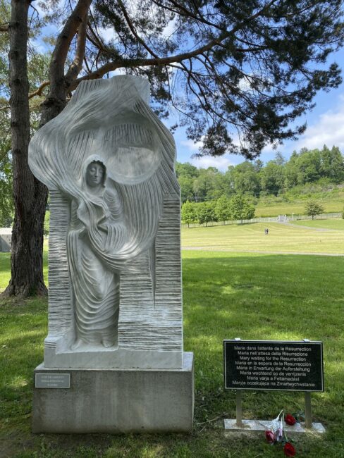 12 mai 2022. Lourdes (65), Chemin de Croix des malades (HNDA) dans la prairie.