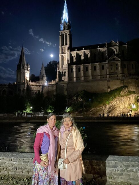 15 mai 2022. Lourdes (65), PMI, Nathalie est en compagnie de son amie Rose-Marie qui tient la boutique Princesse de France à Lourdes.