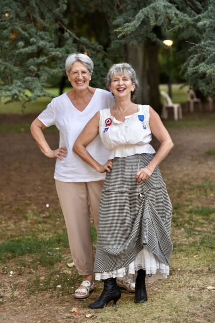 12 juillet 2022. Montpellier (34), Domaine de Grammont, AG de la SMLH (Société des Membres de la Légion d’Honneur), récital d’extraits musicaux durant le dîner, Nathalie avec la présidente Madame Danielle Aben.