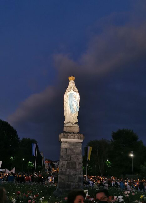 14 août 2022. Lourdes (65), procession eucharistique, Nathalie chante l’Agnus Deï de Georges Bizet, accompagnée à l’orgue par Jean Zuhn.