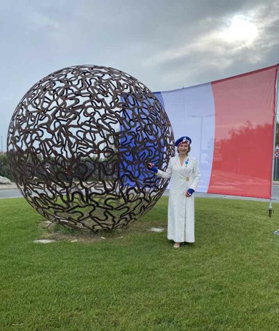 22 Octobre 2022. Palavas-Les-Flots (34).   inauguration du rond-point des Ordres nationaux, Légion d’Honneur et du  Mérite. J’ai interprété « Ce que c’est qu’un drapeau » avec une  partition de 1909! « Le chant du départ » que Napoléon préférait à « La  Marseillaise » qui est devenu l’Hymne national du Premier Empire et dont  le titre original est « Hymne de la liberté » puis « La Marseillaise »  accompagnée de l’Harmonie palavasienne dirigée par son chef Michaël  Begot. Très belle cérémonie, de beaux discours,  bravo à l’artiste pour cette belle sphère, le magnifique drapeau de  Xavier Dumont (Le comptoir du protocole).