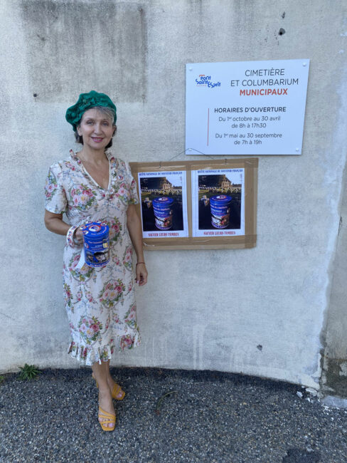 Mardi 1 Novembre 2022. Pont-Saint-Esprit (30), cimetière, inauguration de la plaque du 125ème anniversaire du Carré militaire. Nathalie interprète pour l’occasion « Flotte petit drapeau » et quête toute la journée pour le Souvenir Français