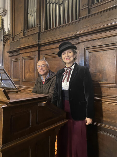 Dimanche 4 décembre 2022. Pont-Saint-Esprit (30), messe d’au revoir du père André Jaskrowski. Nathalie interprète le Panis Angelicus accompagnée à l’orgue de Jean-Marc Jouve.