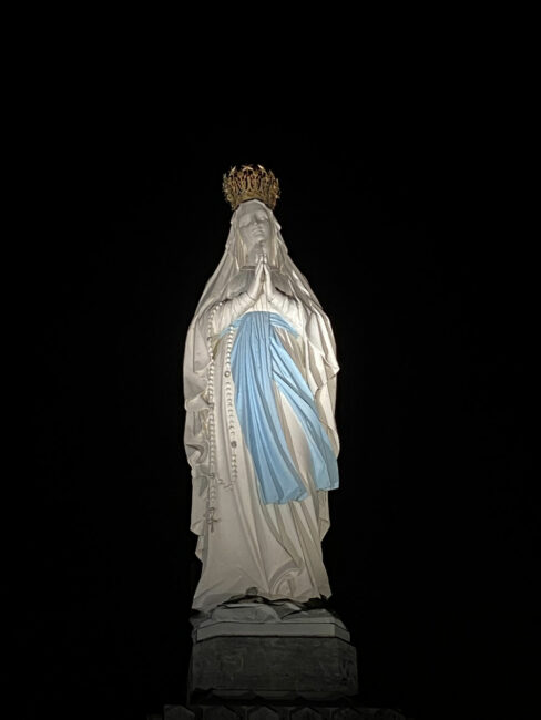 Mercredi 7 décembre 2022. Lourdes (66), Nathalie chante l’Ave Maria de Robert Prizeman lors de la procession mariale aux flambeaux devant la Basilique du Rosaire. Elle est accompagnée à l’orgue par Jean Zuhn.