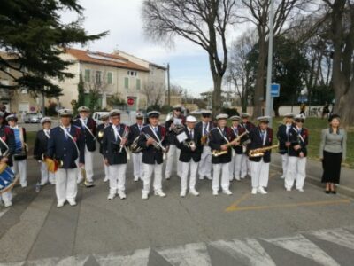 Vendredi 17 mars 2023. Sorgues (84), Cérémonie commémorative du Train fantôme, Nathalie est accompagnée par l’harmonie L’avenir Lislois. Interprétation de Nuit et brouillard, Chant des partisans, Chant des Marais et La Marseillaise.