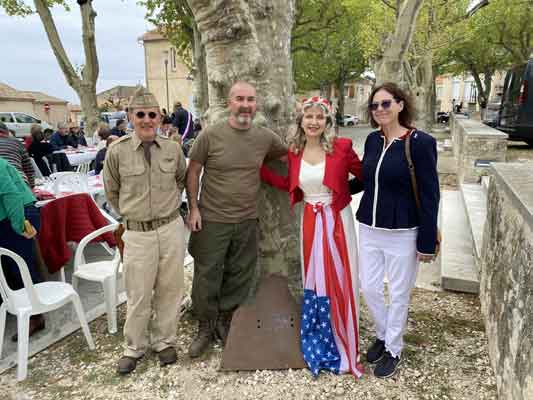 Samedi 22 avril 2023. Rasteau (84), cérémonie d’hommage au pilote, lieutenant Robert D. Simpson, Nathalie chante l’Hymne Américain