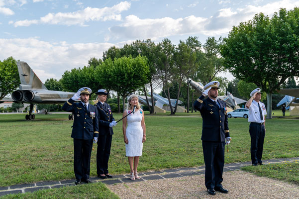 Lundi 19 juin 2023. Orange (84), cérémonie officielle sur la BA 115. Nathalie chante La Marseillaise en présence du Colonel Guillaume Deschamps, Commandant la BA 115 et de Guillaume Desmarets, Commandant en second.