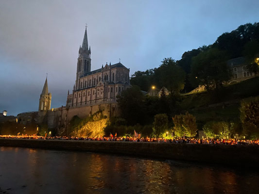 Dimanche 13 août 2023. Lourdes (66 ), Nathalie chante un Ave Maria accompagnée à l’orgue par Jean Zuhn lors de la procession mariale.