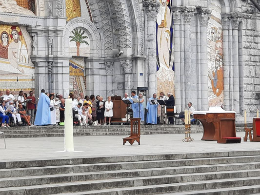 Mardi 15 août 2023. Lourdes (66), Nathalie chante à la procession eucharistique puis à la procession mariale accompagnée a l’orgue par (…l’organiste!). Dédicaces.