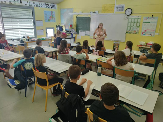 Jeudi 14 septembre 2023. Souvignargues (30), école primaire Lou Fraïssinet, Nathalie propose l’apprentissage de « La Marseillaise », « Quand Madelon » et « Flotte petit drapeau » aux élèves des CM1-CM2 et des CE1-CE2 pour la cérémonie du 5 novembre 2023, hommage à Gabriel Boissy.