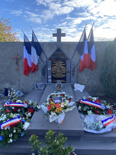 Dimanche 15 octobre 2023. Châteaugay (63), cimetière, Nathalie chante La Marseillaise et Le Chant des Partisans à cappella.