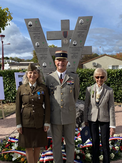 Dimanche 15 octobre 2023. Châteaugay (63), Nathalie chante La Marseillaise et Le chant des Partisans accompagnée par la Fanfare du 92ème Régiment d’Infanterie d’Auvergne, sous la direction de l’adjudant Chef Christophe Allaire. Inauguration d’une stèle aux 6 compagnons de la Libération et aux 727 Médaillés de la Résistance Française, natifs du Puy de Dôme.