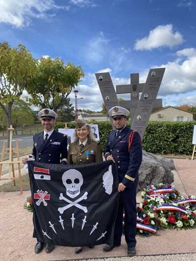 Dimanche 15 octobre 2023. Châteaugay (63), Nathalie est entourée À gauche Brice Lagniel capitaine de frégate, dernier commandant du sous-marin nucléaire d’attaque le Casabianca et à droite Farid Sbay lieutenant de vaisseau.