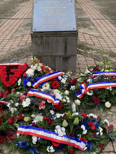 Samedi 25 novembre 2023. Clermont-Ferrand (63), Nathalie interprète « La Marseillaise » et « Le chant des Marais » appelé aussi « Le chant des Déportés » à l’occasion des 80 ans de la rafle des 130 étudiants et professeurs de l’université.