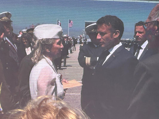 Vendredi 7 juin 2024. Cherbourg-en-Cotentin (50), cérémonie commémorative de Cherbourg voie de la liberté à la cité de la mer. Nathalie chante « De Gaulle ».