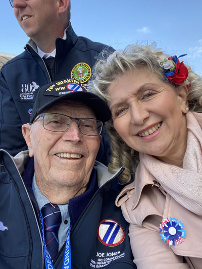 Jeudi 6 juin 2024. Bernières-sur-Mer (14 ), Nathalie interprète les Hymnes américain, canadien et français au balcon de la Maison des Canadiens. Puis cérémonie de la lanterne à la mer et les fleurs jetées en mémoire de tous nos soldats morts pour notre liberté…