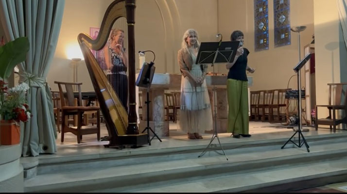 Dimanche 30 juin 2024. Montpellier (34), dernière messe chez les Jésuites qui quittent définitivement la ville après  400 ans de vie en communauté. Grande tristesse… Nathalie (chant),  Dorota Anderszewska (violon) et Isabelle TOUTAIN (harpe), offre un concert d’au revoir devant un public nombreux et attentif…