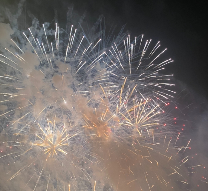 Dimanche 14 juillet 2024. Palavas-les-Flots (34), Nathalie dirige 200 jeunes volontaires du SNU pour interpréter  « La Marseillaise »  ce 14 juillet pétillant en bleu, blanc, rouge! Elle est belle notre jeunesse!  Bravo à eux!