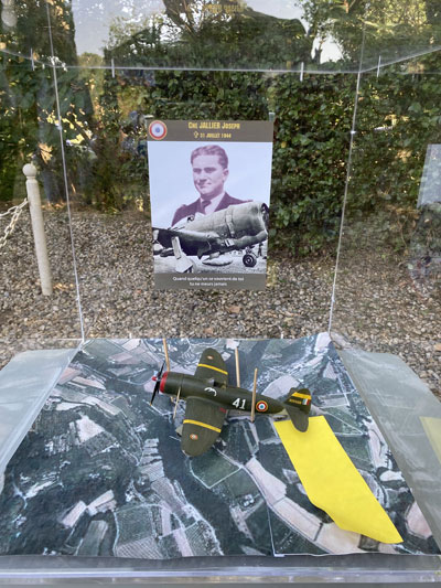 Mercredi 31 juillet 2024. Malaucène (84), Nathalie interprète « La Marseillaise » et « Le chant des partisans », à l’occasion de la cérémonie d’hommage au Capitaine Joseph JALLIER, mort pour la France le 31 juillet 1944 aux commandes de son avion.