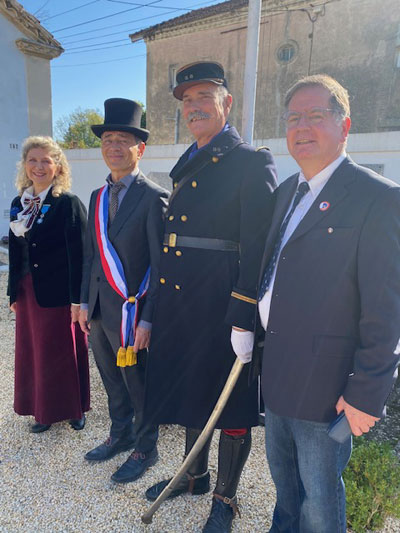 Vendredi 1er novembre 2024. Pont-Saint-Esprit (30), quête nationale du Souvenir Français. Messe et cérémonie au carré militaire du cimetière, Nathalie interprète plusieurs chants, entourée de Monsieur le maire et du président du Souvenir Français.