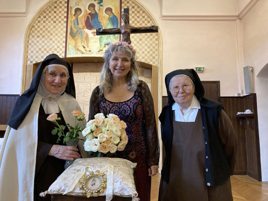 Samedi 26 et dimanche 27 octobre 2024. Carmel de Mende (48), Nathalie chante pour l’arrivée des Reliques de la Petite Thérèse de l’Enfant Jésus.