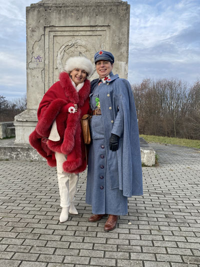 Vendredi 6 décembre 2024. Cracovie, cérémonie militaire à Kaim, Nathalie interprète un chant de 14-18 « Aux morts pour la patrie »