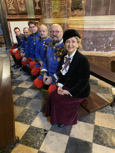 Samedi 7 décembre 2024. Cracovie. Nathalie est entourée de ces amis militaires et chante pour eux au monastère des bénédictines